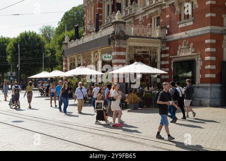 Les gens passent devant le théâtre international d'Amsterdam sur Leidseplein à Amsterdam. Banque D'Images