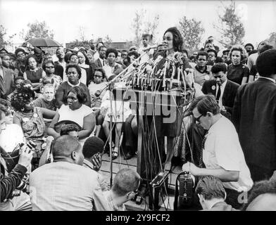 Washington, DC - 31 janvier 2006 -- Coretta Scott King est décédée à Atlanta, en Géorgie, à l'âge de 78 ans. Cette photo de dossier, prise à Washington, DC le 12 mai 1968 montre MRS Martin Luther King (Coretta Scott), est montrée alors qu'elle s'adressait à un rassemblement du premier contingent de la marche des pauvres à arriver dans la capitale nationale. Plus tôt, MRS King a rejoint les mères de bien-être alors qu'elles marchaient à travers Washington. La construction du bidonville, Resurrection City, que Dr King conçoit avant son assassinat à Memphis, Tennessee, le 4 avril 1968, commence le lendemain. MRS Robert F. Kenned Banque D'Images