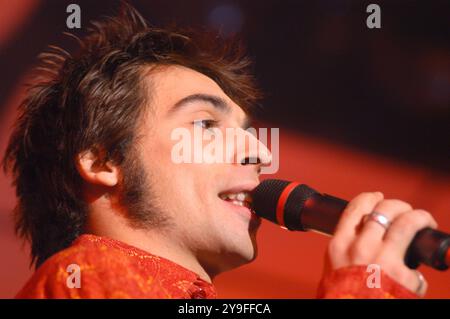 Milan Italie 01/10/2003 : Francesco Sarcina chanteur du groupe de rock italien le Vibrazioni, lors de l'émission de télévision "Top of the Pop" Banque D'Images