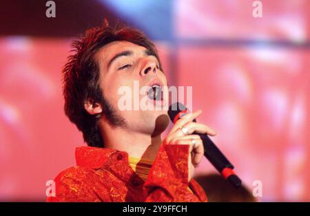 Milan Italie 01/10/2003 : Francesco Sarcina chanteur du groupe de rock italien le Vibrazioni, lors de l'émission de télévision "Top of the Pop" Banque D'Images