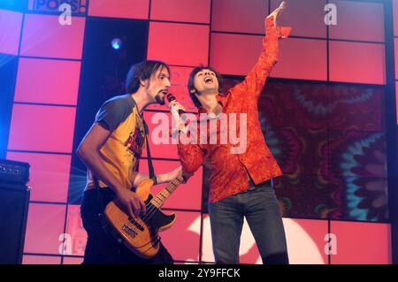 Milan Italie 01/10/2003 : Francesco Sarcina chanteur et Marco Castellani bassiste du groupe de rock italien le Vibrazioni, lors de l'émission de télévision "Top of the Pop" Banque D'Images