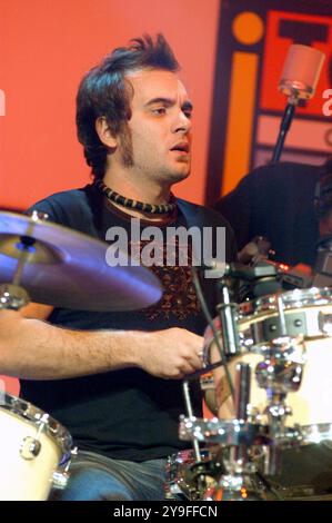 Milan Italie 01/10/2003 : Alessandro Deidda batteur du groupe de rock italien le Vibrazioni, lors de l'émission de télévision "Top of the Pop" Banque D'Images