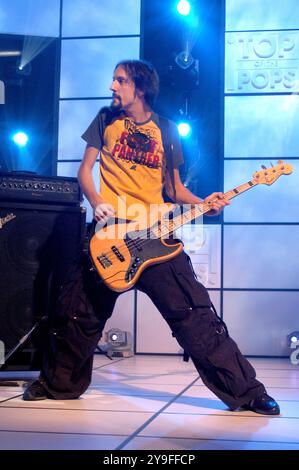 Milan Italie 01/10/2003 : Marco Castellani bassiste du groupe de rock italien le Vibrazioni, lors de l'émission de télévision "Top of the Pop" Banque D'Images