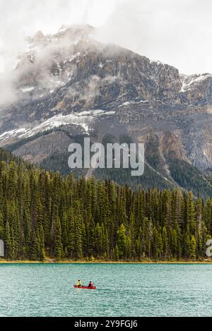 Superbes scènes de la nature à Emerald Lake, parc national Yoho pendant l'été avec canot rouge en vue sur l'eau turquoise, énorme sommet de montagne et boréal Banque D'Images