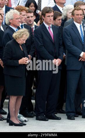 Washington, États-Unis. 29 août 2009. Photo - Washington, DC - 29 août 2009 -- Joseph P. Kennedy, II, Ethel Kennedy, et Robert F. Kennedy, Jr. Assistent à une cérémonie en l'honneur de l'ancien sénateur américain Edward M. 'Ted' Kennedy (démocrate du Massachusetts) au Capitole des États-Unis le samedi 29 août 2009. - Ethel Kennedy, la veuve de l'ancien procureur général américain Robert F. Kennedy et militante de longue date des droits de l'homme, est décédée jeudi, a déclaré sa famille. Elle avait 96 ans. Photo de Ron Sachs/CNP/ABACAPRESS. COM Credit : Abaca Press/Alamy Live News Banque D'Images