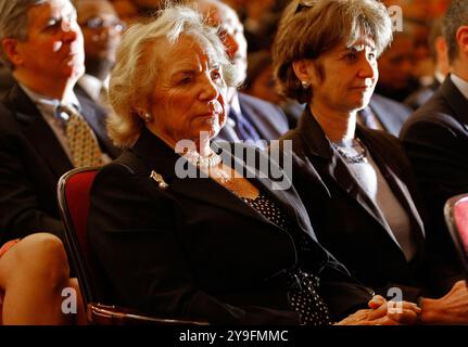 Photo - Washington, DC - le 27 mars 2009 -- Ethel Kennedy (2e-l) et sa fille Kathleen Kennedy Townsend (d) assistent à l'installation cérémonielle du procureur général des États-Unis Eric Holder à l'Université George Washington le 27 mars 2009 à Washington, DC. Holder occupe le poste de 82e procureur général depuis qu'il a été confirmé par le Sénat en février de cette année. - Ethel Kennedy, la veuve de l'ancien procureur général américain Robert F. Kennedy et militante de longue date des droits de l'homme, est décédée jeudi, a déclaré sa famille. Elle avait 96 ans. Photo de Chip Somodevilla - piscine via CNP /ABACAPRESS. COM Banque D'Images