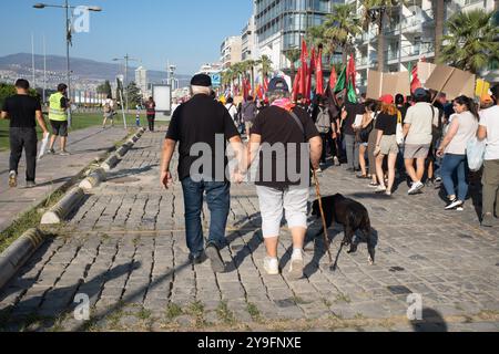 Un couple âgé vu marcher avec un chien pendant une manifestation. Une marche de masse pour les droits des animaux a eu lieu. Après l'adoption par le parlement de la loi sur l'endormissement des animaux errants, les gens ont réagi et protesté dans les rues. Banque D'Images