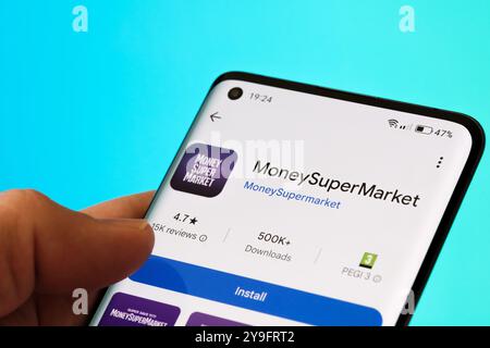 Application MoneySuperMarket affichée sur l'écran du smartphone, montrant les avis des utilisateurs et les statistiques de téléchargement. Stafford, Royaume-Uni, 9 octobre 2024. Banque D'Images