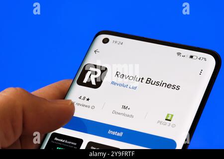 Application Revolut Business affichée sur l'écran du smartphone, mettant en évidence les avis des utilisateurs et le nombre de téléchargements. Stafford, Royaume-Uni, 9 octobre 2024. Banque D'Images