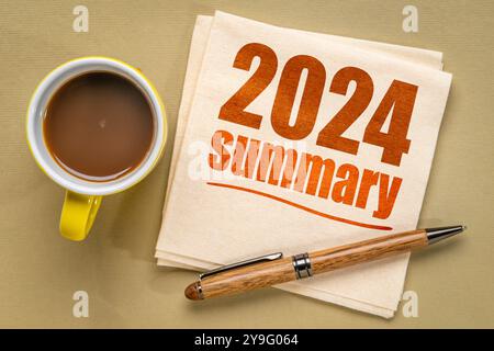 texte récapitulatif de 2024 ans sur une serviette avec une tasse de café, concept commercial de fin d'année Banque D'Images