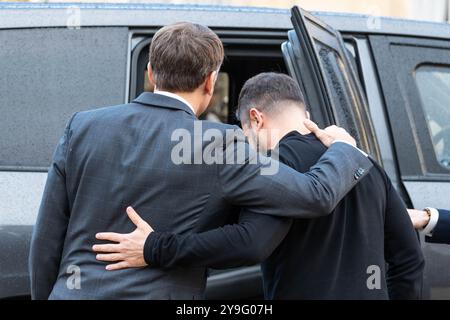 Paris, France. 10 octobre 2024. Le président français Emmanuel Macron et son homologue ukrainien Volodymyr Zelensky en tant que président ukrainien quittant l'Élysée à Paris le 10 octobre 2024. Photo de Alexis Jumeau/ ABACAPRESS. COM Credit : Abaca Press/Alamy Live News Banque D'Images