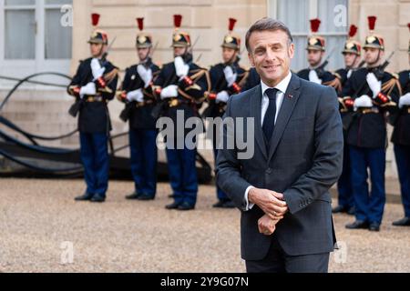 Paris, France. 10 octobre 2024. Le président français Emmanuel Macron après le départ du président ukrainien de l’Élysée à Paris le 10 octobre 2024. Photo de Alexis Jumeau/ ABACAPRESS. COM Credit : Abaca Press/Alamy Live News Banque D'Images