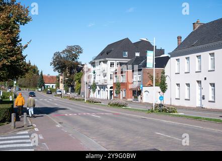 La Kerkstraat dans le centre du village d'Herzéle, Flandre orientale, Belgique, 6 octobre 2024 Banque D'Images