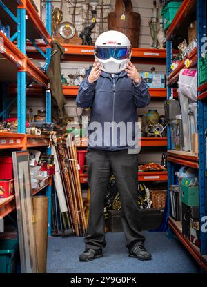 Le commissaire-priseur Shane Oliver détient le lot 2387 ; le casque de course Stig's BBC Top Gear signé par Stig & Jeremy Clarkson aux enchères. Ce casque controversé est probablement celui signé par le producteur irlandais Oisin Tymon avec qui Clarkson a eu une atercation en 2015. Signé par Clarkson' -F..k Off et The Stig -to the main Man Osh!! Restez Speedy Brother avec James May. On pensait qu'il était laissé dans les bureaux de Top Gear lorsque le studio a été abandonné après l'altercation puis l'abandon de la série. Eastbourne Auction House, East Sussex, Royaume-Uni 10 octobre 2024 Banque D'Images