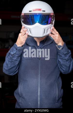 Le commissaire-priseur Shane Oliver détient le lot 2387 ; le casque de course Stig's BBC Top Gear signé par Stig & Jeremy Clarkson aux enchères. Ce casque controversé est probablement celui signé par le producteur irlandais Oisin Tymon avec qui Clarkson a eu une atercation en 2015. Signé par Clarkson' -F..k Off et The Stig -to the main Man Osh!! Restez Speedy Brother avec James May. On pensait qu'il était laissé dans les bureaux de Top Gear lorsque le studio a été abandonné après l'altercation puis l'abandon de la série. Eastbourne Auction House, East Sussex, Royaume-Uni 10 octobre 2024 Banque D'Images