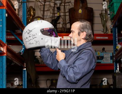 Le commissaire-priseur Shane Oliver détient le lot 2387 ; le casque de course Stig's BBC Top Gear signé par Stig & Jeremy Clarkson aux enchères. Ce casque controversé est probablement celui signé par le producteur irlandais Oisin Tymon avec qui Clarkson a eu une atercation en 2015. Signé par Clarkson' -F..k Off et The Stig -to the main Man Osh!! Restez Speedy Brother avec James May. On pensait qu'il était laissé dans les bureaux de Top Gear lorsque le studio a été abandonné après l'altercation puis l'abandon de la série. Eastbourne Auction House, East Sussex, Royaume-Uni 10 octobre 2024 Banque D'Images