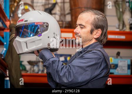 Le commissaire-priseur Shane Oliver détient le lot 2387 ; le casque de course Stig's BBC Top Gear signé par Stig & Jeremy Clarkson aux enchères. Ce casque controversé est probablement celui signé par le producteur irlandais Oisin Tymon avec qui Clarkson a eu une atercation en 2015. Signé par Clarkson' -F..k Off et The Stig -to the main Man Osh!! Restez Speedy Brother avec James May. On pensait qu'il était laissé dans les bureaux de Top Gear lorsque le studio a été abandonné après l'altercation puis l'abandon de la série. Eastbourne Auction House, East Sussex, Royaume-Uni 10 octobre 2024 Banque D'Images