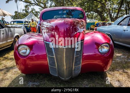 Gulfport, MS - 03 octobre 2023 : vue avant haute perspective d'un pick-up Ford Deluxe 1940 personnalisé lors d'un salon automobile local. Banque D'Images