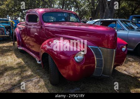 Gulfport, MS - 03 octobre 2023 : vue d'angle avant en perspective élevée d'une camionnette Ford Deluxe 1940 personnalisée lors d'un salon automobile local. Banque D'Images