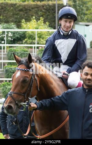 Ascot, Berkshire, Royaume-Uni. 4 octobre 2024. HOLKHAM BAY (n°3) monté par le jockey Oisin Murphy remporte les BetMGM handicap Stakes (classe 2) à Ascot Racecourse dans le Berkshire lors du BetMGM Autumn Friday Raceday. Propriétaire Norfolk Thoroughbreds, entraîneur William Knight, Newmarket, éleveur Hellwood Stud Farm, commanditaire William Knight Racing Ltd Crédit : Maureen McLean/Alamy Banque D'Images