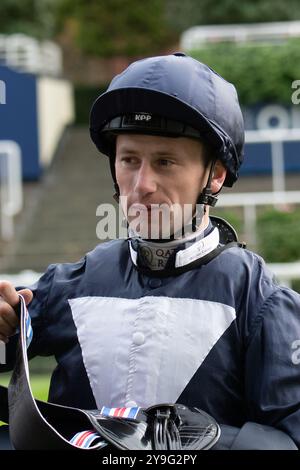 Ascot, Berkshire, Royaume-Uni. 4 octobre 2024. HOLKHAM BAY (n°3) monté par le jockey Oisin Murphy remporte les BetMGM handicap Stakes (classe 2) à Ascot Racecourse dans le Berkshire lors du BetMGM Autumn Friday Raceday. Propriétaire Norfolk Thoroughbreds, entraîneur William Knight, Newmarket, éleveur Hellwood Stud Farm, commanditaire William Knight Racing Ltd Crédit : Maureen McLean/Alamy Banque D'Images