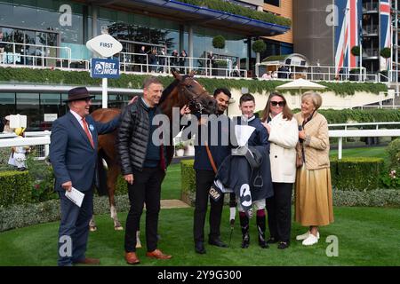 Ascot, Berkshire, Royaume-Uni. 4 octobre 2024. HOLKHAM BAY (n°3) monté par le jockey Oisin Murphy remporte les BetMGM handicap Stakes (classe 2) à Ascot Racecourse dans le Berkshire lors du BetMGM Autumn Friday Raceday. Propriétaire Norfolk Thoroughbreds, entraîneur William Knight, Newmarket, éleveur Hellwood Stud Farm, commanditaire William Knight Racing Ltd Crédit : Maureen McLean/Alamy Banque D'Images