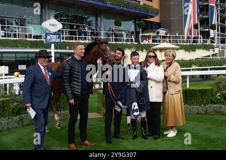 Ascot, Berkshire, Royaume-Uni. 4 octobre 2024. HOLKHAM BAY (n°3) monté par le jockey Oisin Murphy remporte les BetMGM handicap Stakes (classe 2) à Ascot Racecourse dans le Berkshire lors du BetMGM Autumn Friday Raceday. Propriétaire Norfolk Thoroughbreds, entraîneur William Knight, Newmarket, éleveur Hellwood Stud Farm, commanditaire William Knight Racing Ltd Crédit : Maureen McLean/Alamy Banque D'Images