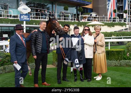 Ascot, Berkshire, Royaume-Uni. 4 octobre 2024. HOLKHAM BAY (n°3) monté par le jockey Oisin Murphy remporte les BetMGM handicap Stakes (classe 2) à Ascot Racecourse dans le Berkshire lors du BetMGM Autumn Friday Raceday. Propriétaire Norfolk Thoroughbreds, entraîneur William Knight, Newmarket, éleveur Hellwood Stud Farm, commanditaire William Knight Racing Ltd Crédit : Maureen McLean/Alamy Banque D'Images