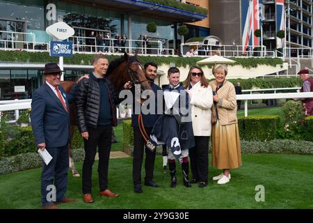 Ascot, Berkshire, Royaume-Uni. 4 octobre 2024. HOLKHAM BAY (n°3) monté par le jockey Oisin Murphy remporte les BetMGM handicap Stakes (classe 2) à Ascot Racecourse dans le Berkshire lors du BetMGM Autumn Friday Raceday. Propriétaire Norfolk Thoroughbreds, entraîneur William Knight, Newmarket, éleveur Hellwood Stud Farm, commanditaire William Knight Racing Ltd Crédit : Maureen McLean/Alamy Banque D'Images