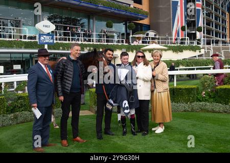 Ascot, Berkshire, Royaume-Uni. 4 octobre 2024. HOLKHAM BAY (n°3) monté par le jockey Oisin Murphy remporte les BetMGM handicap Stakes (classe 2) à Ascot Racecourse dans le Berkshire lors du BetMGM Autumn Friday Raceday. Propriétaire Norfolk Thoroughbreds, entraîneur William Knight, Newmarket, éleveur Hellwood Stud Farm, commanditaire William Knight Racing Ltd Crédit : Maureen McLean/Alamy Banque D'Images