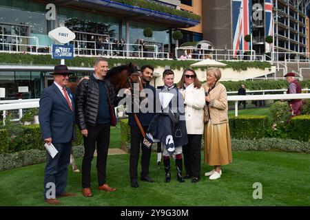 Ascot, Berkshire, Royaume-Uni. 4 octobre 2024. HOLKHAM BAY (n°3) monté par le jockey Oisin Murphy remporte les BetMGM handicap Stakes (classe 2) à Ascot Racecourse dans le Berkshire lors du BetMGM Autumn Friday Raceday. Propriétaire Norfolk Thoroughbreds, entraîneur William Knight, Newmarket, éleveur Hellwood Stud Farm, commanditaire William Knight Racing Ltd Crédit : Maureen McLean/Alamy Banque D'Images