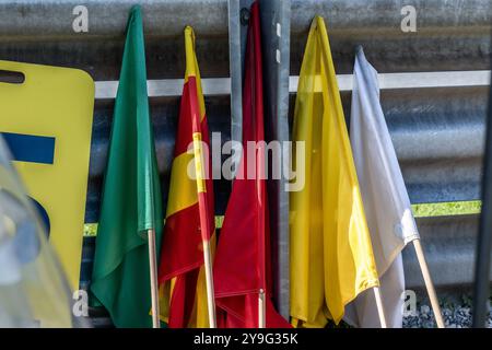 Drapeaux des maréchaux de piste au Salzburgring Autriche Banque D'Images