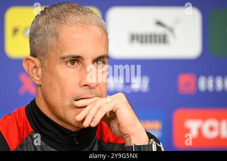 Prague, République tchèque. 10 octobre 2024. Sylvinho, entraîneur-chef de l'Albanie, s'exprime lors de la conférence de presse avant le match de la Ligue des Nations de football : Tchéquie vs Albanie à Prague, République tchèque, le 10 octobre 2024. Crédit : Michal Kamaryt/CTK photo/Alamy Live News Banque D'Images