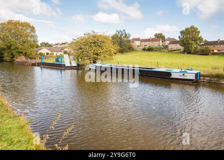 Bateaux de type entretien sur le canal Leeds & Liverpool juste au sud de Skipton le 10 octobre 2024. Banque D'Images