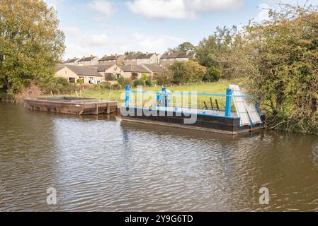 Bateaux de type entretien sur le canal Leeds & Liverpool juste au sud de Skipton le 10 octobre 2024. Banque D'Images