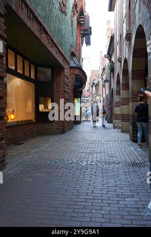 Brême, Allemagne - 1 septembre 2024 - Böttcherstraße, la célèbre rue à l'architecture inhabituelle dans le centre historique par une journée d'été ensoleillée Banque D'Images