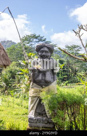 Jardin tropical ou parc sur une île. Grandes statues de la foi hindoue et pour décorer un intérieur. Bali, Indonésie Banque D'Images