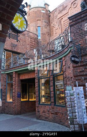 Brême, Allemagne - 1 septembre 2024 - Böttcherstraße, la célèbre rue à l'architecture inhabituelle dans le centre historique par une journée d'été ensoleillée Banque D'Images