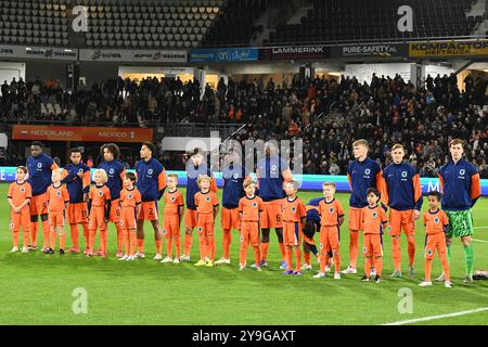 ALMELO - Hollande U21 gardien Robin Roefs, Tyrese Asante de Hollande U21, Max bruns de Hollande U21, Maxim Dekker de Hollande U21, Denso Kasius de Hollande U21, Ezechiel Banzuzi de Hollande U21, Ernest Poku de Hollande U21, Gjivai Zechiel de Hollande U21, Noah Ohio de Hollande U21, Thom van Bergen de Hollande U21 amical U21, Myron van Brederode de Hollande U21 match amical U21, Myron van Brederode de Hollande U21 pendant le 10 octobre au Mexique Interland Ostland 2024 à Almelo, pays-Bas. ANP | Hollandse Hoogte | GERRIT VAN KEULEN Banque D'Images