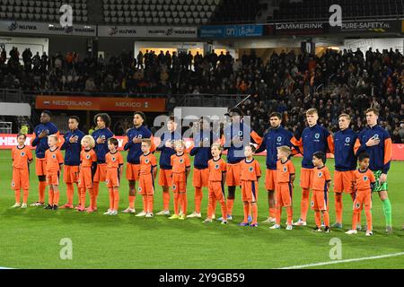 ALMELO - Hollande U21 gardien Robin Roefs, Tyrese Asante de Hollande U21, Max bruns de Hollande U21, Maxim Dekker de Hollande U21, Denso Kasius de Hollande U21, Ezechiel Banzuzi de Hollande U21, Ernest Poku de Hollande U21, Gjivai Zechiel de Hollande U21, Noah Ohio de Hollande U21, Thom van Bergen de Hollande U21 amical U21, Myron van Brederode de Hollande U21 match amical U21, Myron van Brederode de Hollande U21 pendant le 10 octobre au Mexique Interland Ostland 2024 à Almelo, pays-Bas. ANP | Hollandse Hoogte | GERRIT VAN KEULEN Banque D'Images