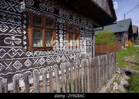 Décoration unique de maisons à Cicmany, site du patrimoine mondial de l'UNESCO, Slovaquie Banque D'Images