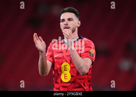 L'Anglais Declan Rice se réchauffe avant le match du Groupe B2 de l'UEFA Nations League au stade de Wembley, à Londres. Date de la photo : jeudi 10 octobre 2024. Banque D'Images