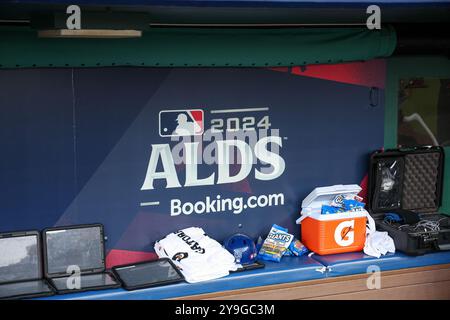 Kansas City, Missouri, États-Unis. 9 octobre 2024. Une vue du dugout des Kansas City Royals avant le match 3 de la série American League Division contre les Yankees de New York au Kauffman Stadium à Kansas City, Missouri. David Smith/CSM/Alamy Live News Banque D'Images