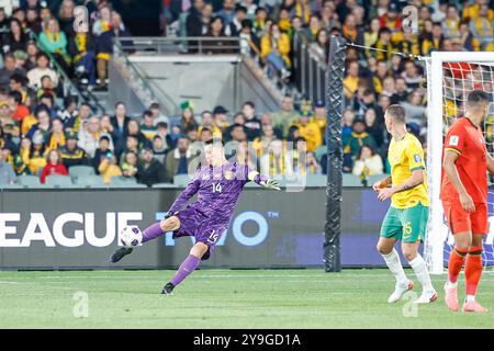 Adelaide Oval, Adélaïde, Australie 10 octobre 2024, International, qualification pour la Coupe du monde, AFC Australia vs China PR, China PR ; le gardien de but Wang DALEI efface le ballon après avoir sauvé un tir australien au but crédit ; Mark Willoughby/ALAMY Live News Banque D'Images