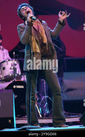 Milan Italie 15/12/2003 : Francesco Sarcina chanteur du groupe de rock italien le Vibrazioni, lors de l'émission de télévision "Italian Music Awards" Banque D'Images