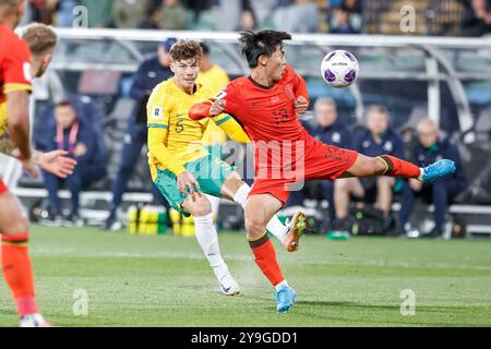 Adelaide Oval, Adélaïde, Australie 10 octobre 2024, International, qualification pour la Coupe du monde, AFC Australie vs Chine PR, Socceroo ; Jordan BOS casse un pass sur Chine PR ; Hetao HU Credit ; Mark Willoughby/ALAMY Live News Banque D'Images