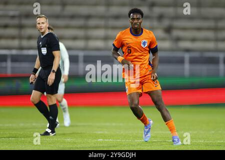 Almelo, pays-Bas. 10 octobre 2024. ALMELO, 10-10-2024, stade Asito, football, amical, saison 2024/2025, pendant le match pays-Bas U21 - Mexique U21, pays-Bas joueur U21 Ezechiel Banzuzi crédit : Pro Shots/Alamy Live News Banque D'Images