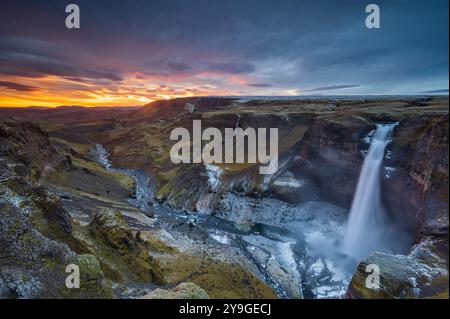 Paysage spectaculaire de Haifoss Waterfall dans le canyon Landmannalaugar, Islande. au coucher du soleil. Vue spectaculaire dans la nature sauvage des hautes terres. Neige hivernale. Banque D'Images