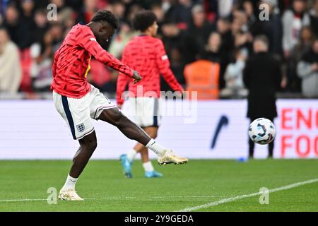 Bukayo Saka (7 Angleterre) se réchauffe lors du match de l'UEFA Nations League League B, Groupe 2 entre l'Angleterre et la Grèce au stade de Wembley, Londres, jeudi 10 octobre 2024. (Photo : Kevin Hodgson | mi News) crédit : MI News & Sport /Alamy Live News Banque D'Images