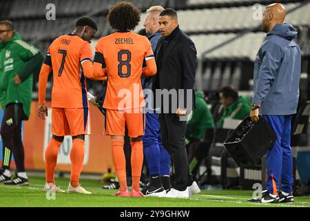 ALMELO - (de gauche à droite), Ernest Poku de Hollande U21, Gjivai Zechiel de Hollande U21, entraîneur Michael Reiziger lors du match amical Interland entre les pays-Bas O21 et le Mexique O21 au stade Erve Asito le 10 octobre 2024 à Almelo, pays-Bas. ANP | Hollandse Hoogte | GERRIT VAN KEULEN Banque D'Images